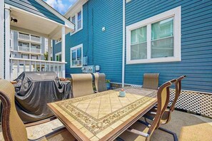Outdoor dining - Walk Everywhere - Cute Coastal Cottage - Alfresco Dining, Outdoor Shower & Porch (Ocean City)