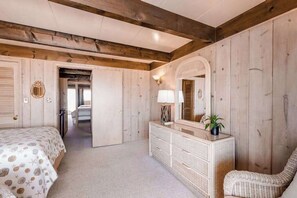 3 bedrooms, WiFi, bed sheets - Oceanfront Townhome w/ Multiple Decks, Amazing Views, W/D & Beach Access (Ocean City)