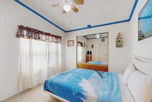 Iron/ironing board, Internet, bed sheets - Wonderful Home w/Enclosed Backyard, Private Washer & Dryer + Shared Pool (Berlin)