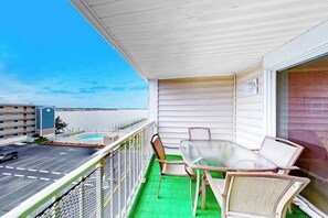 Outdoor dining - Bay View Condo with Balcony, AC, WiFi, Washer/Dryer & Community Pool (Ocean City)
