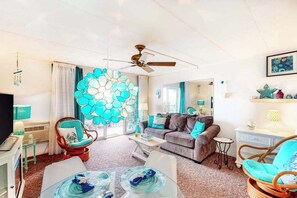 TV, fireplace, DVD player, offices - Ocean Block Condo Steps from the Beach with Side Ocean View, Balcony & WiFi (Ocean City)