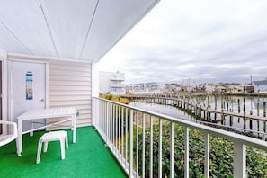 Property grounds - Bayfront Condo with Great Views, Wrap-Around Deck, WiFi, W/D & Shared Pool (Ocean City)