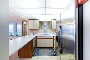 Fridge, microwave, oven, stovetop - Bayfront Condo with Great Views, Wrap-Around Deck, WiFi, W/D & Shared Pool (Ocean City)