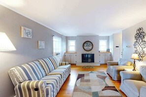TV, fireplace, DVD player, stereo - Quiet Family Home 4 Blocks from the Beach/Boardwalk with Deck, WiFi & Fireplace (Ocean City)