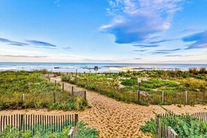 On the beach - Beachfront condo with beach access, pools, sauna, game room, tennis, gym, W/D (Ocean City)