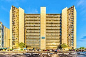 Exterior - Beachfront condo with beach access, pools, sauna, game room, tennis, gym, W/D (Ocean City)