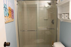 Een douche, handdoeken