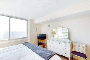2 bedrooms, WiFi, bed sheets - Oceanfront Condo with Balcony, Ocean Views, Central AC, WiFi & Shared Pool (Ocean City)