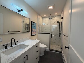 Shower, hair dryer, bidet, towels - Cozy 1-bedroom apartment in Stowe with amazing views, AC & gas fireplace (Stowe)