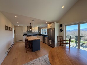Fridge, microwave, oven, stovetop - Cozy 1-bedroom apartment in Stowe with amazing views, AC & gas fireplace (Stowe)