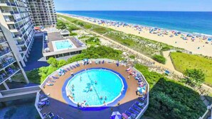 Un hotel con piscina sul tetto, vista mare e numerosi balconi.