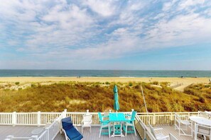 Outdoor dining - Beach Village 16 (Ocean City)