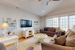 TV, DVD player, offices - Beach Retreat A (Ocean City)