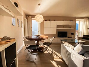 Appartement Classique, patio, vue lac | Coin séjour