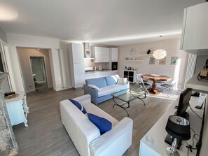 Appartement Classique, patio, vue lac | Coin séjour
