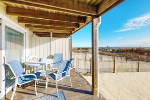 Outdoor dining - Comfortable & Convenient Townhouse Right on Beach w/Free WiFi, Shared Pool (Ocean City)