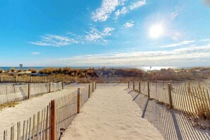 On the beach - Comfortable & Convenient Townhouse Right on Beach w/Free WiFi, Shared Pool (Ocean City)