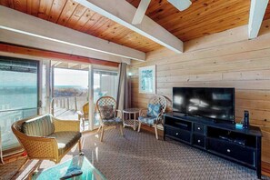 TV, DVD player, offices - Comfortable & Convenient Townhouse Right on Beach w/Free WiFi, Shared Pool (Ocean City)