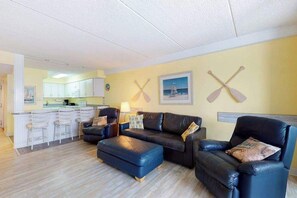 TV, DVD player, offices - 19th floor oceanfront getaway w/ pool access, private washer/dryer, and WiFi (Ocean City)
