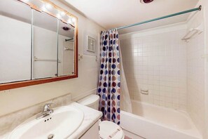 Shower, towels - Recently Updated Condo in Oceanfront Complex w/Shared Pool, Free WiFi (Ocean City)