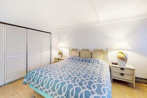 2 bedrooms, WiFi, bed sheets - Recently Updated Condo in Oceanfront Complex w/Shared Pool, Free WiFi (Ocean City)