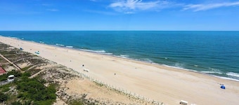 Terrific Vacation Condo in Beachfront Complex w/Shared Pool, Free WiFi