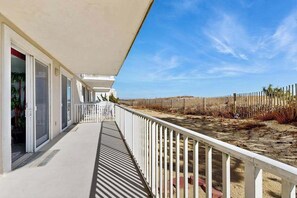 Terrace/patio - Ground-floor condo with amazing views, beach access, pool & hot tub (Ocean City)