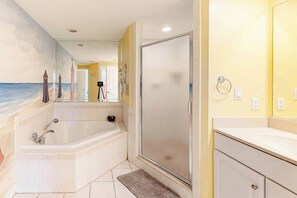 Shower, towels - Adagio 102 (Ocean City)