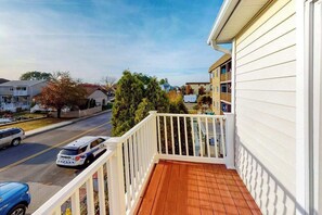 Property grounds - Spacious Home w/Deck, 2 Gas Fireplaces, Gas Grill, Free WiFi - near the Ocean (Ocean City)