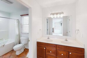 Shower, towels - Spacious Home w/Deck, 2 Gas Fireplaces, Gas Grill, Free WiFi - near the Ocean (Ocean City)