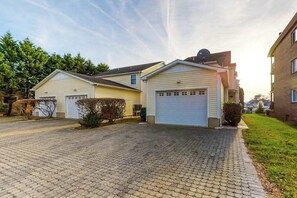 Exterior - Spacious Home w/Deck, 2 Gas Fireplaces, Gas Grill, Free WiFi - near the Ocean (Ocean City)