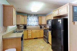 Fridge, microwave, oven, stovetop - Spacious Home w/Deck, 2 Gas Fireplaces, Gas Grill, Free WiFi - near the Ocean (Ocean City)