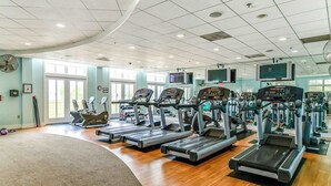 A gym with treadmills, elliptical machines, and free weights. - Beautiful home in Bayside complex with pool, washer/dryer, & free WiFi (Ocean City)