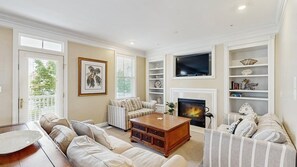 TV, fireplace, DVD player, offices - Beautiful home in Bayside complex with pool, washer/dryer, & free WiFi (Ocean City)