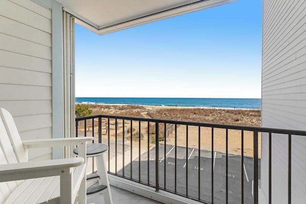 Property grounds - Oceanfront Tide's Edge condo with balcony & boardwalk - walkable locale (Ocean City)