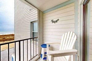 Property grounds - Oceanfront Tide's Edge condo with balcony & boardwalk - walkable locale (Ocean City)