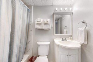 Shower, towels - 3rd-floor condo near the beach with balcony, partial ocean views, & central AC (Ocean City)