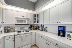 Fridge, microwave, oven, stovetop - Playa Flamingo 302 (Ocean City)