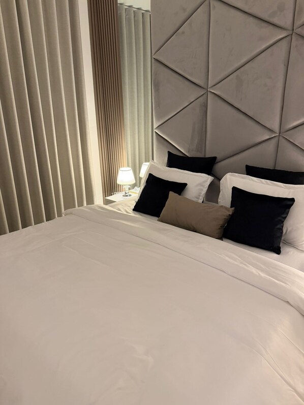 Tabla de planchar con plancha, wifi, ropa de cama