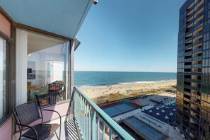 Property grounds - Upscale ocean view condo with pool access & balcony - walk to beach, restaurants (Ocean City)