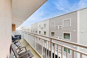 Property grounds - Midtown OC Getaway • Balcony Views • Pool + Dock • 1 Block to the Beach! (Ocean City)