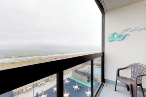 Property grounds - Beachfront studio with balcony, AC & beachfront & rooftop pools (Ocean City)