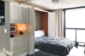 Iron/ironing board, WiFi, bed sheets - Beachfront studio with balcony, AC & beachfront & rooftop pools (Ocean City)