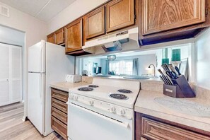 Fridge, microwave, oven, stovetop - Dreamy coastal condo on the canal with sunset views, private balcony & free WiFi (Ocean City)