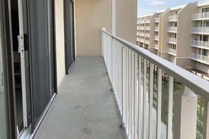Property grounds - Dreamy coastal condo on the canal with sunset views, private balcony & free WiFi (Ocean City)