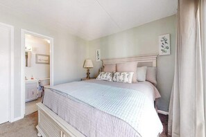 2 bedrooms, iron/ironing board, WiFi, bed sheets - Dreamy coastal condo on the canal with sunset views, private balcony & free WiFi (Ocean City)