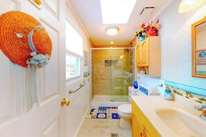 Shower, hair dryer - Canal front home with free WiFi, deck, private dock, shared pool & tennis (Ocean City)