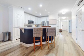 Fridge, microwave, oven, stovetop - Sunlit island abode with bayside beach, pools, WiFi, balcony, & AC (Ocean City)