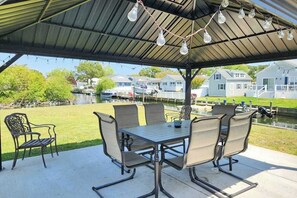 Outdoor dining - Canal-front home with fast WiFi, central ac, and private dock (West Ocean City)