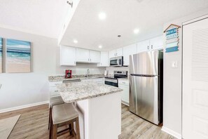 Fridge, microwave, oven, stovetop - Royal Hawaiian 106 (Ocean City)
